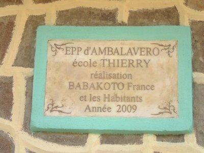 Ecole Thierry sur la plaque de l'�cole d'Ambalavero.