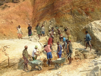 Travaux difficiles � Sonierana en raison des roches.